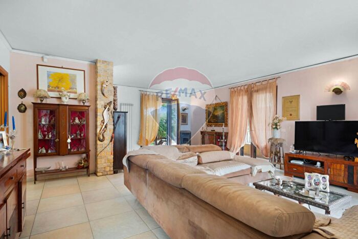 Casa con 10 locali in vendita in Contrada Colle Pagano Snc, San Salvo