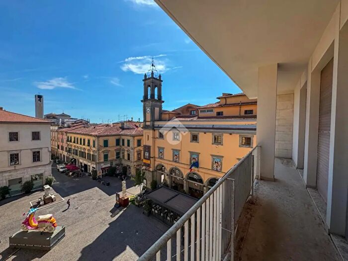 Appartamento con 5 locali in vendita in Piazza Curtatone, Pontedera