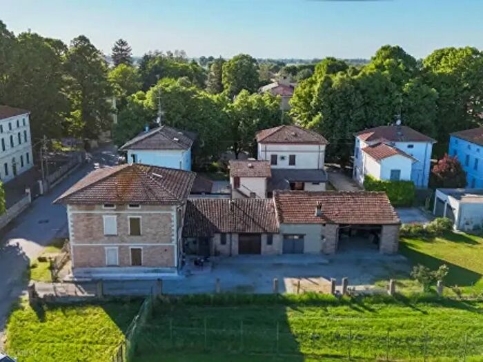 Casa con 6 locali in vendita in Strada Pirino, Roccabianca
