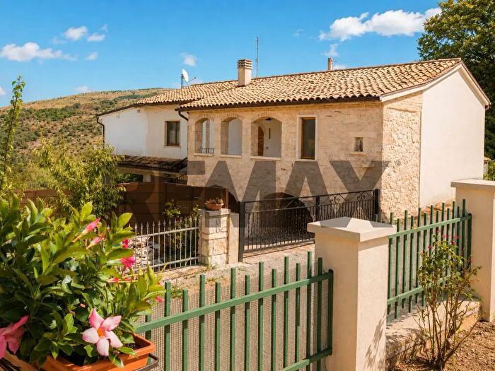 Casa con 5 locali in vendita in Roccamorice
