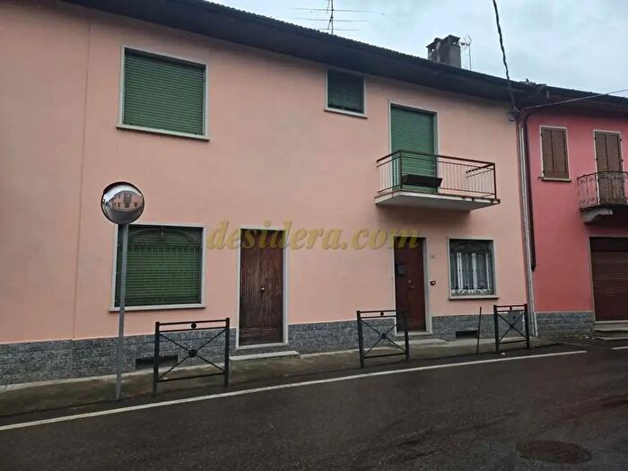 Casa con 7 locali in vendita in Vergiate