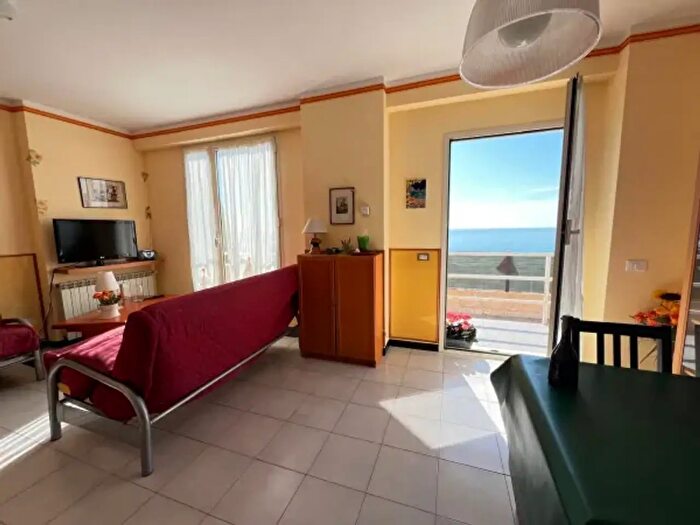 Appartamento trilocale in vendita in Via Evasio Montanella, Genova