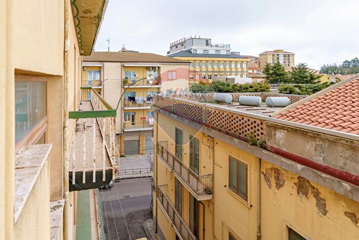 Appartamento con 9 locali in vendita in Via Piazza Armerina, Enna