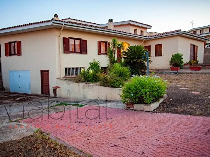 Casa con 16 locali in vendita in Via della Ferula, Olbia
