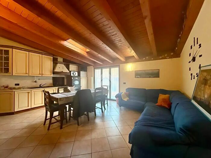 Appartamento trilocale in vendita in Via Gianico, Artogne