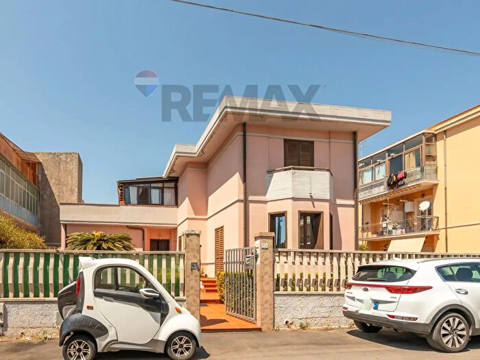 Casa con 10 locali in vendita in Via Monti Peloritani, Siracusa