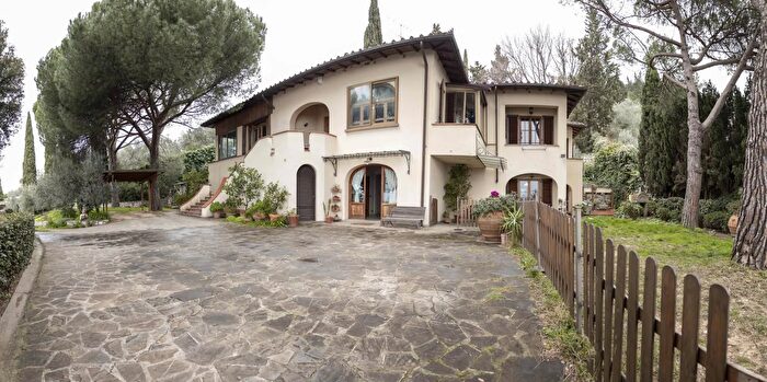 Casa con 15 locali in vendita in Prato