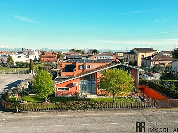 Casa con 11 locali in vendita in Via Salvo dAcquisto, Mozzecane