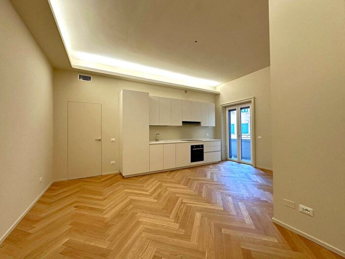 Appartamento trilocale in affitto in Via Costanza, Washington, Milano