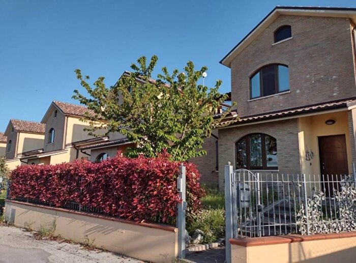 Casa con 7 locali in vendita in Cingoli