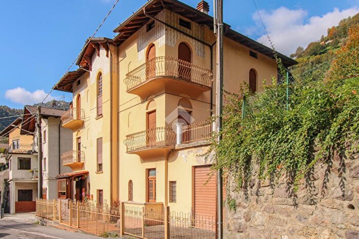 Casa con 6 locali in vendita in Via G Marconi, Bovegno