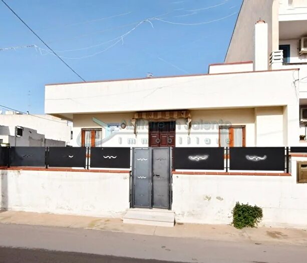 Casa con 7 locali in vendita in Castrignano Del Capo