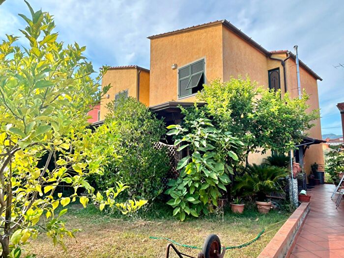 Casa con 5 locali in vendita in Sarzana