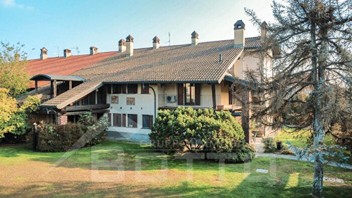 Casa con 12 locali in vendita in Via Strera N, Oleggio