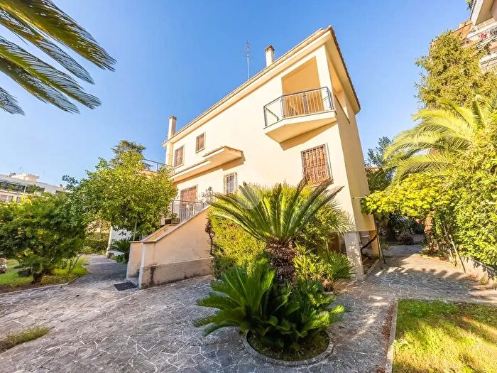 Casa con 6 locali in vendita in Via Giuseppe Chiarini, Roma
