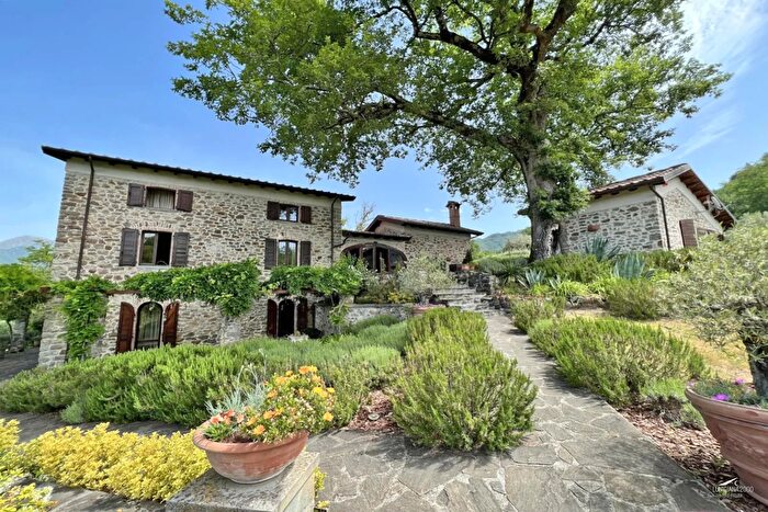 Casa con 11 locali in vendita in Bagnone