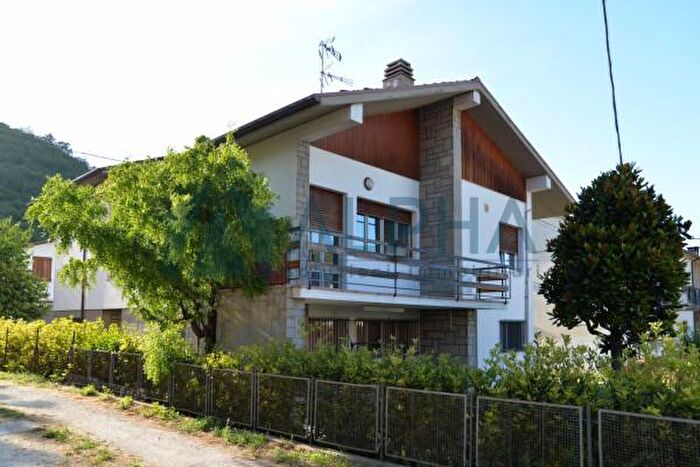 Casa con 6 locali in vendita in Via San Francesco dAssisi, Predappio