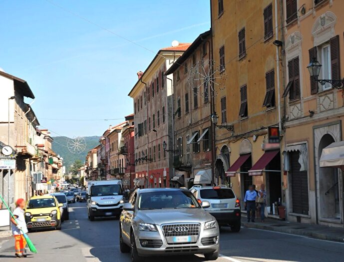 Appartamento con 8 locali in vendita in Via Vittorio Veneto, Busalla