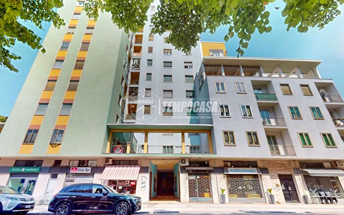 Appartamento trilocale in vendita in Viale Montello, Mantova