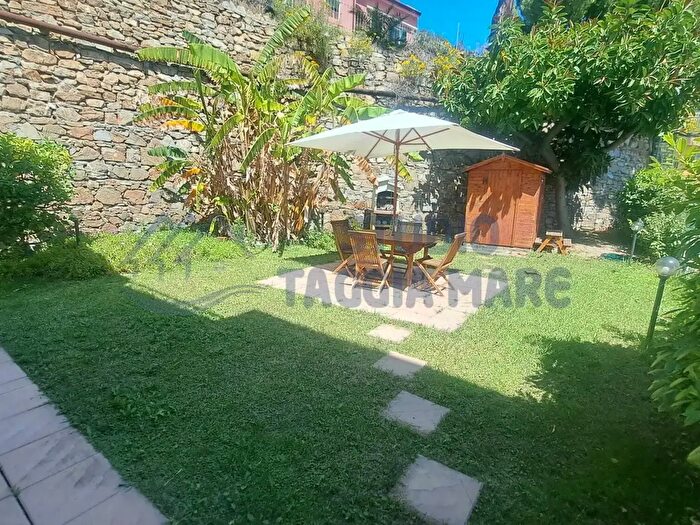 Appartamento trilocale in vendita in Via Fossati, Cipressa