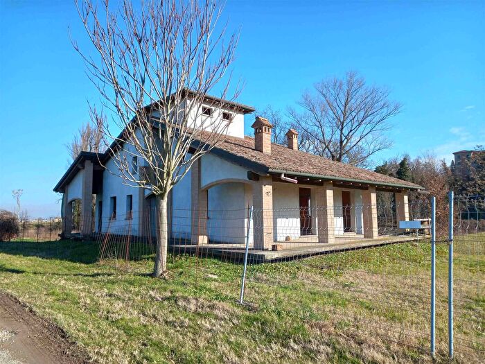 Casa con 8 locali in vendita in Alseno