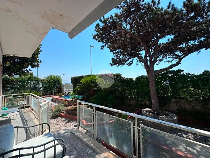Appartamento con 9 locali in vendita in Via Scipione Capece, Napoli