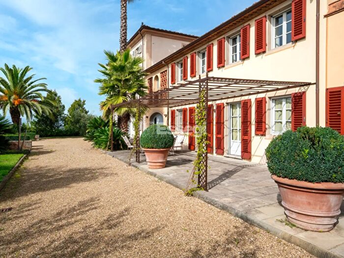 Casa con 15 locali in vendita in Via di Montechiari, Montecarlo