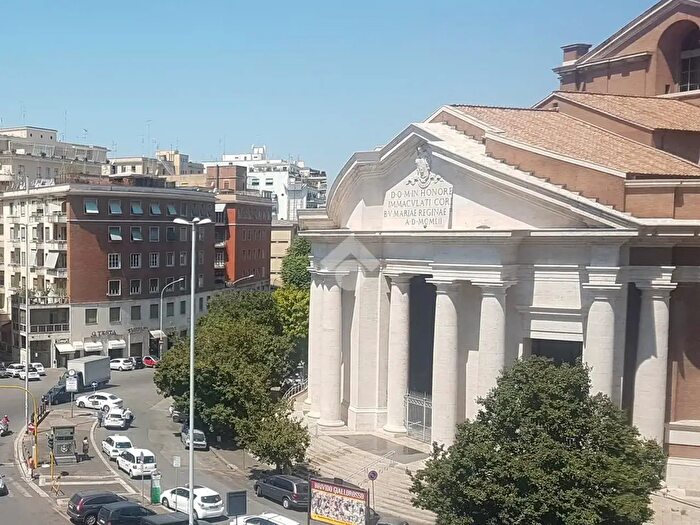 Appartamento con 5 locali in vendita in Via Filippo Civinini, Roma