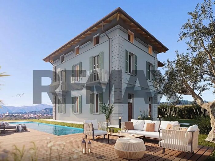Casa con 8 locali in vendita in Piazza Cavour Snc, Lomagna