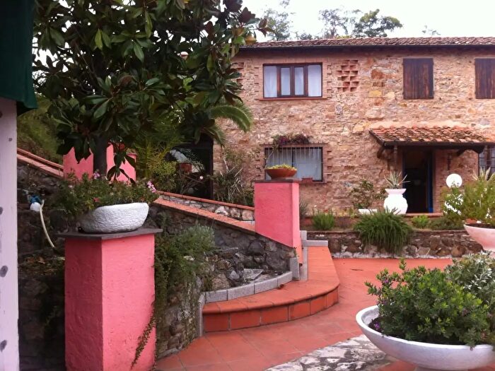 Casa con 8 locali in vendita in Massarosa