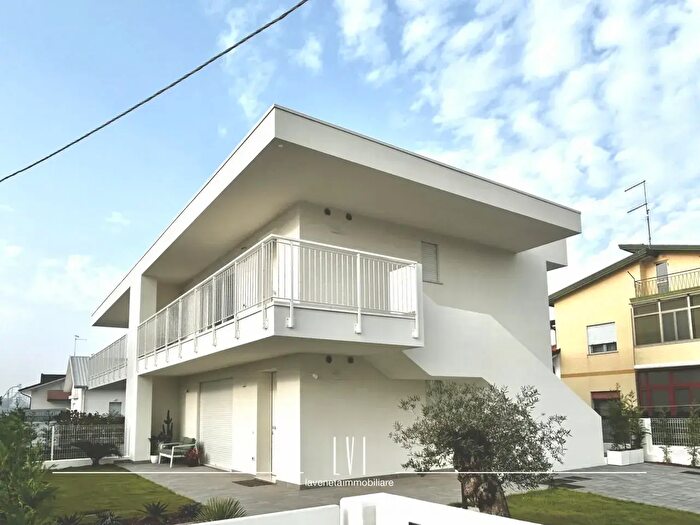 Appartamento trilocale in vendita in Via Giacomo Leopardi, Jesolo