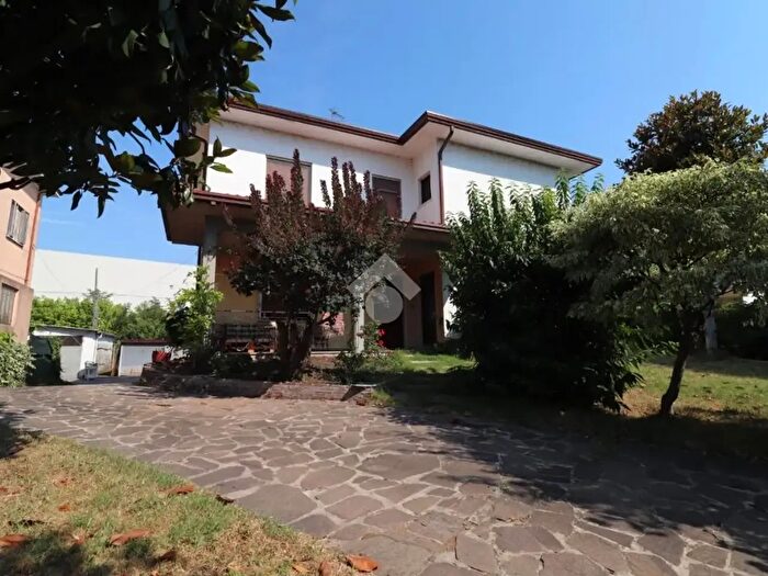 Casa con 5 locali in vendita in Strada Acque Alte, Mantova