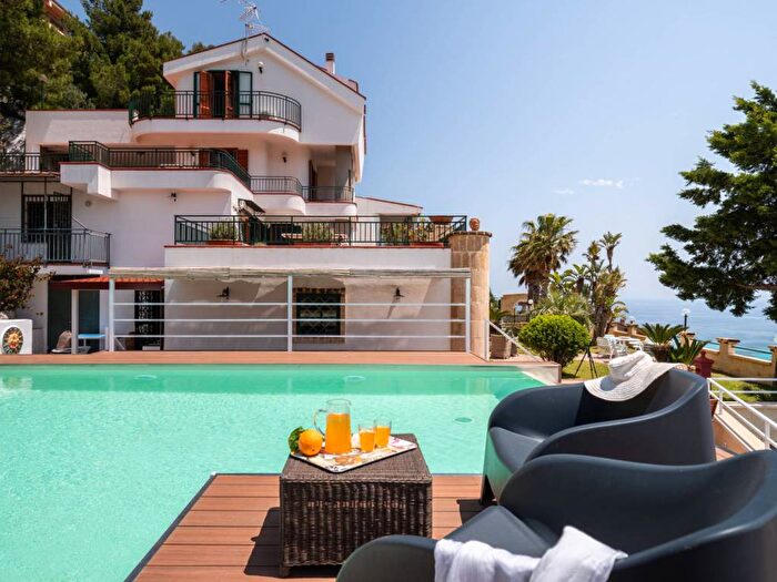 Casa con 6 locali in affitto in Via Grotte Partanna, Capo Gallo, Palermo