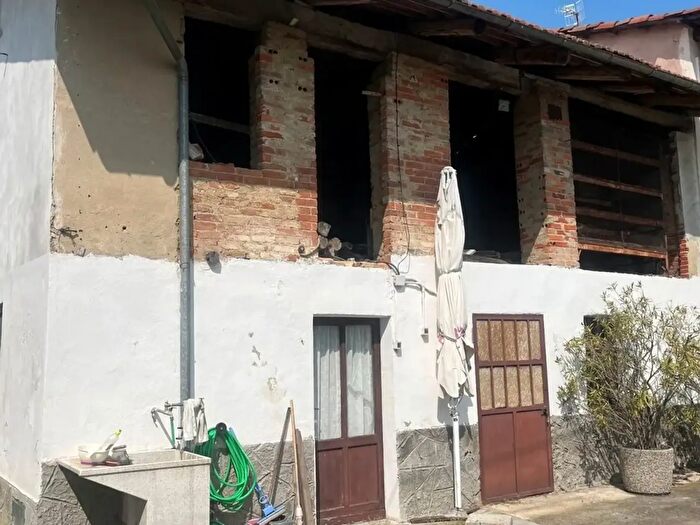 Casa con 6 locali in vendita in Frazione Casà, Monticello D'Alba