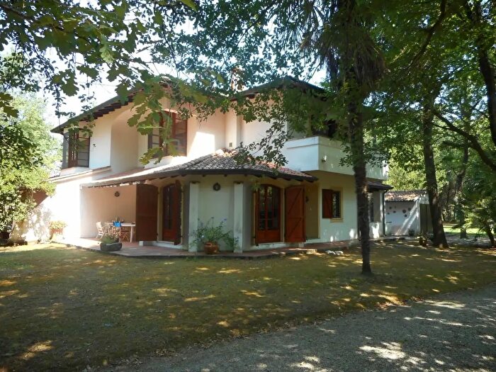Casa con 7 locali in vendita in Massa