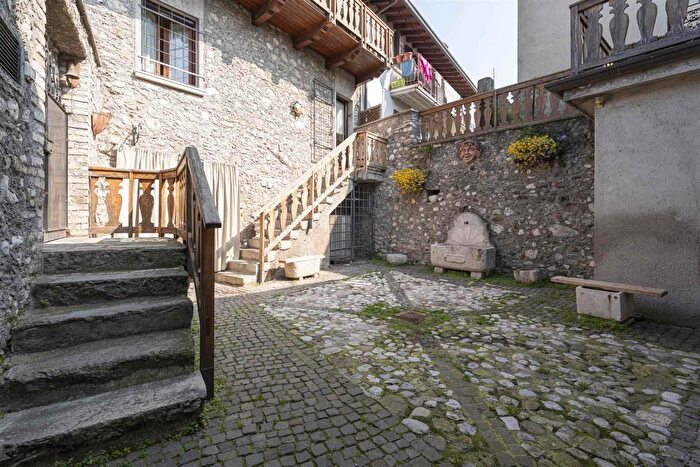 Casa con 5 locali in vendita in Salo