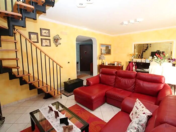 Appartamento con 6 locali in vendita in Via Galeno, Carlentini