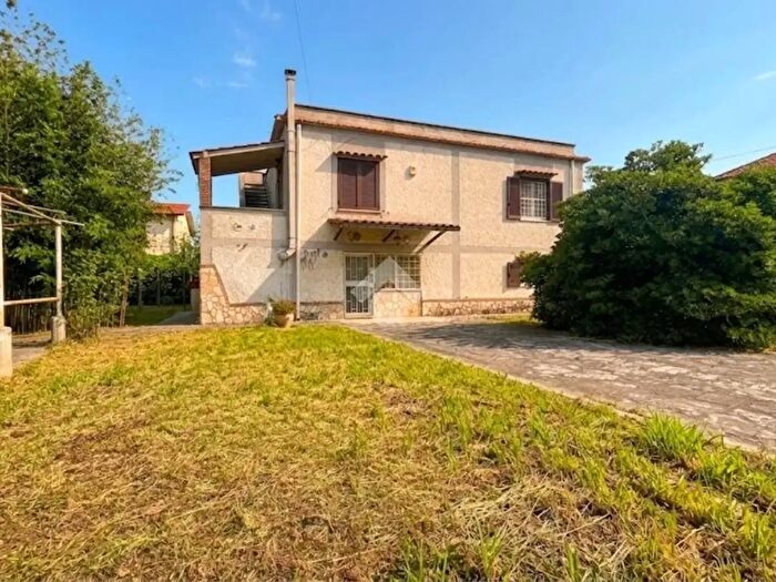 Casa quadrilocale in vendita in Strada Macchia Grande, Latina