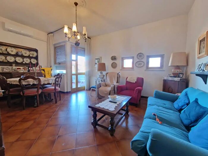 Appartamento con 6 locali in vendita in Carrara