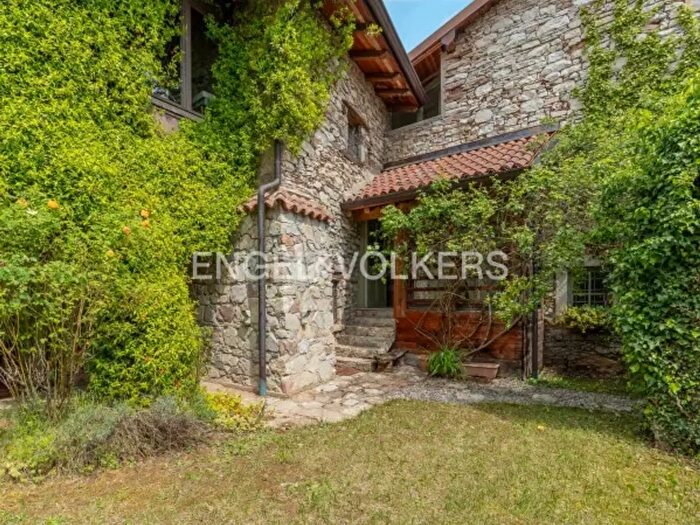 Casa con 6 locali in vendita in Caprino Bergamasco