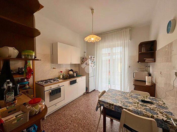 Appartamento con 6 locali in vendita in Via Tonale, Genova