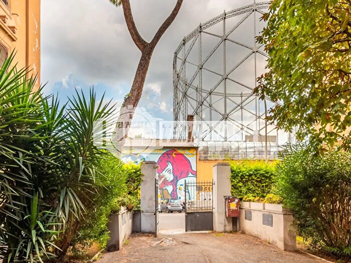 Appartamento quadrilocale in vendita in Via del Commercio, Roma