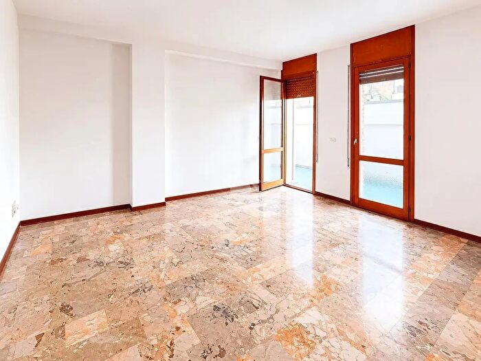 Appartamento quadrilocale in vendita in Via Monte Bianco, Venezia