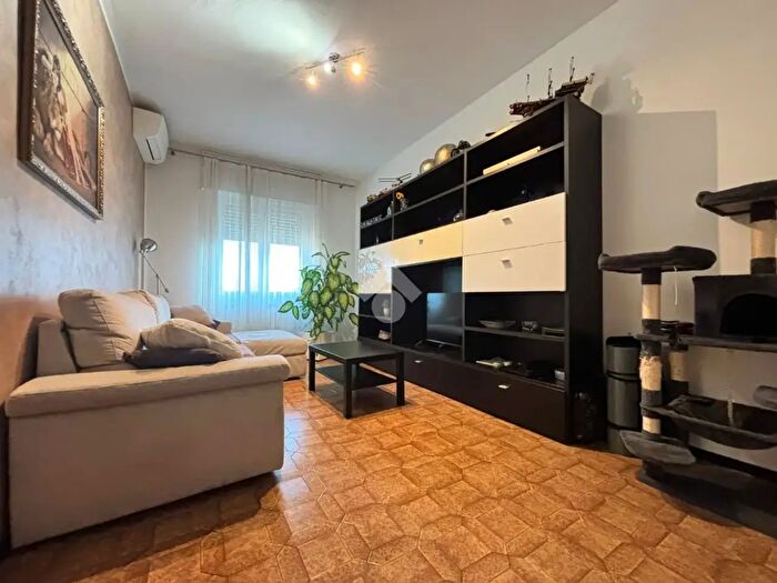 Appartamento trilocale in vendita in Via Monte Grappa, Rho