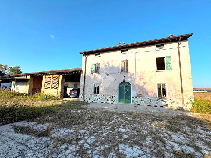 Casa con 8 locali in vendita in Strada San Lorenzo, Goito