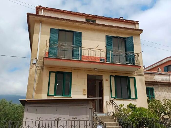 Casa con 8 locali in vendita in Via Pasterola, Camerota