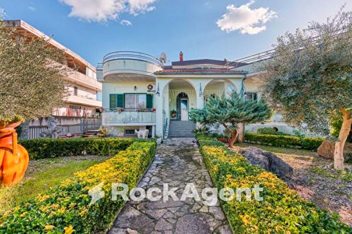 Casa con 6 locali in vendita in Via Palma, Striano