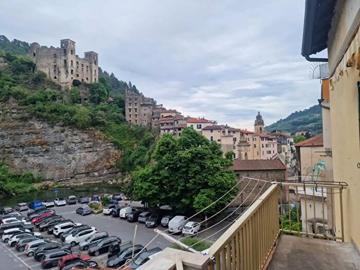 Appartamento quadrilocale in vendita in Via Martiri, Dolceacqua