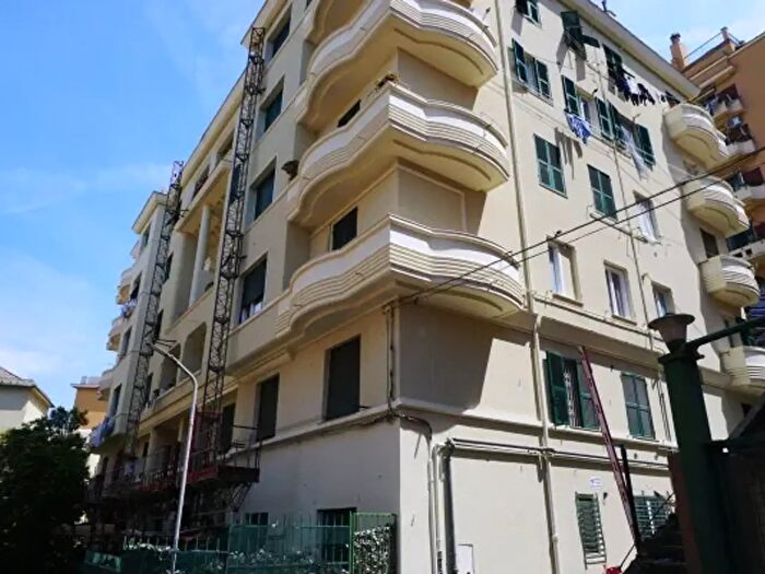 Appartamento trilocale in vendita in Via Antonio Caveri, Genova