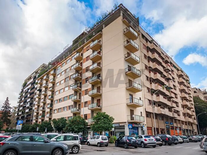 Appartamento con 5 locali in vendita in Via Edmondo De Amicis, Palermo